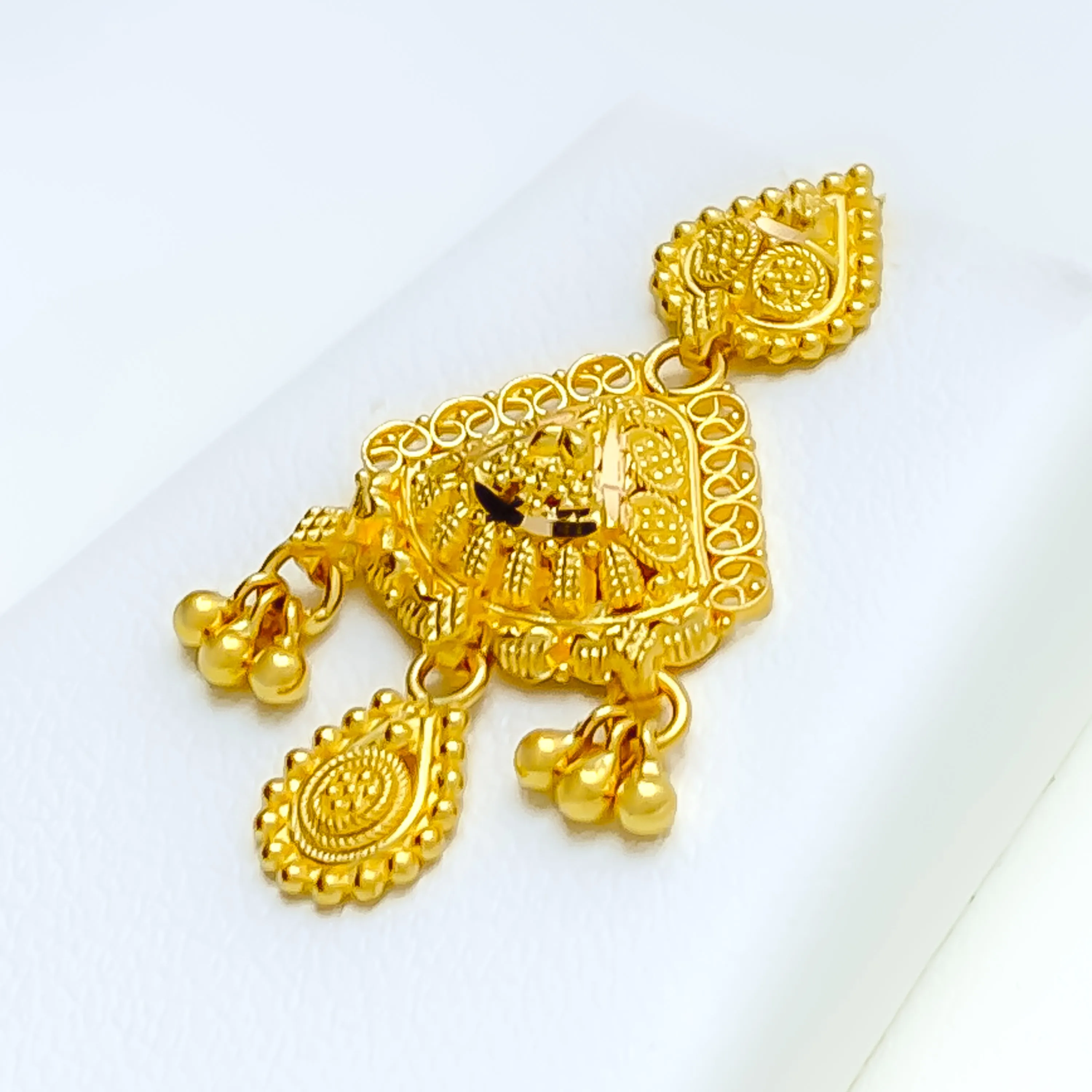 Decorative Floral Fanned 22k Gold Necklace Set