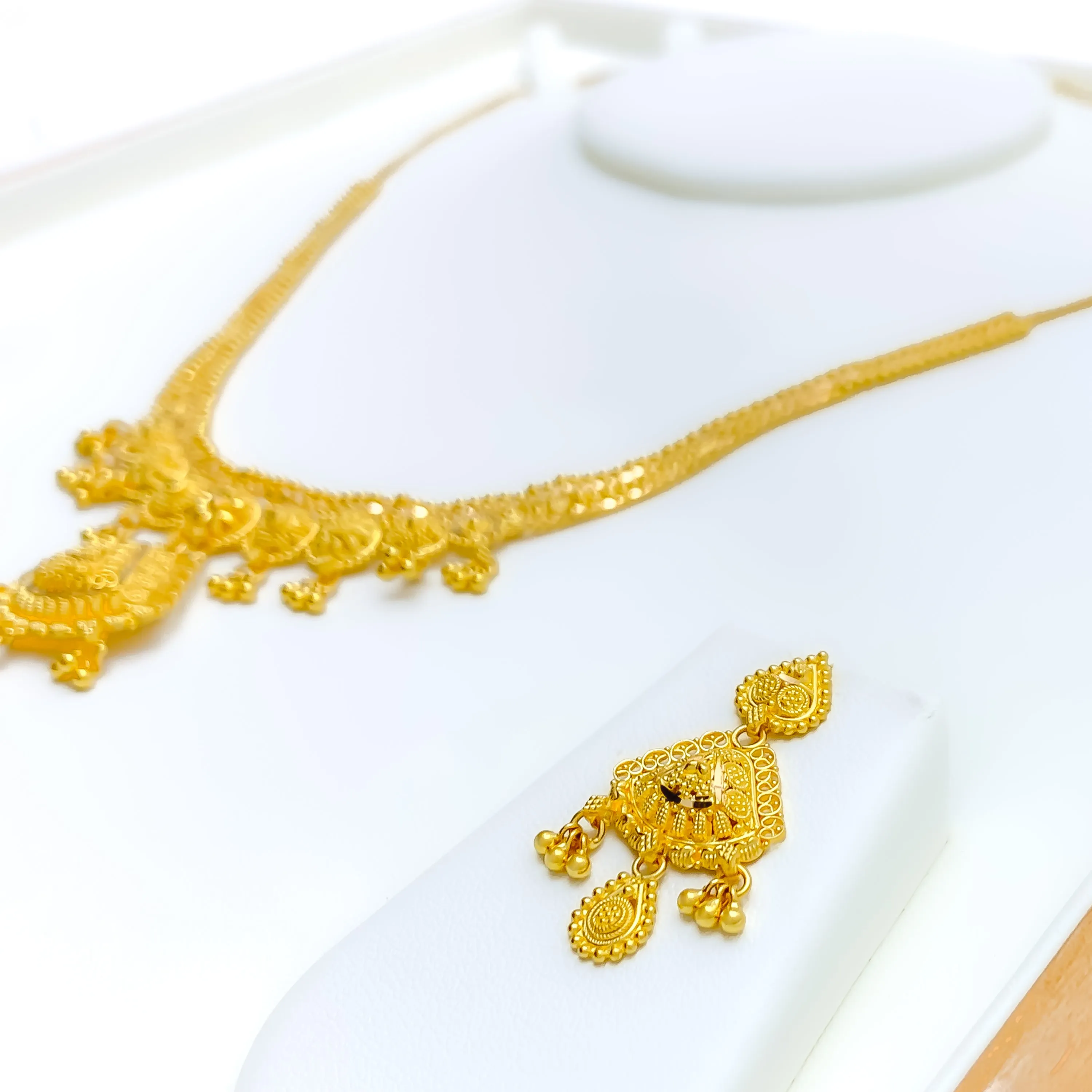 Decorative Floral Fanned 22k Gold Necklace Set