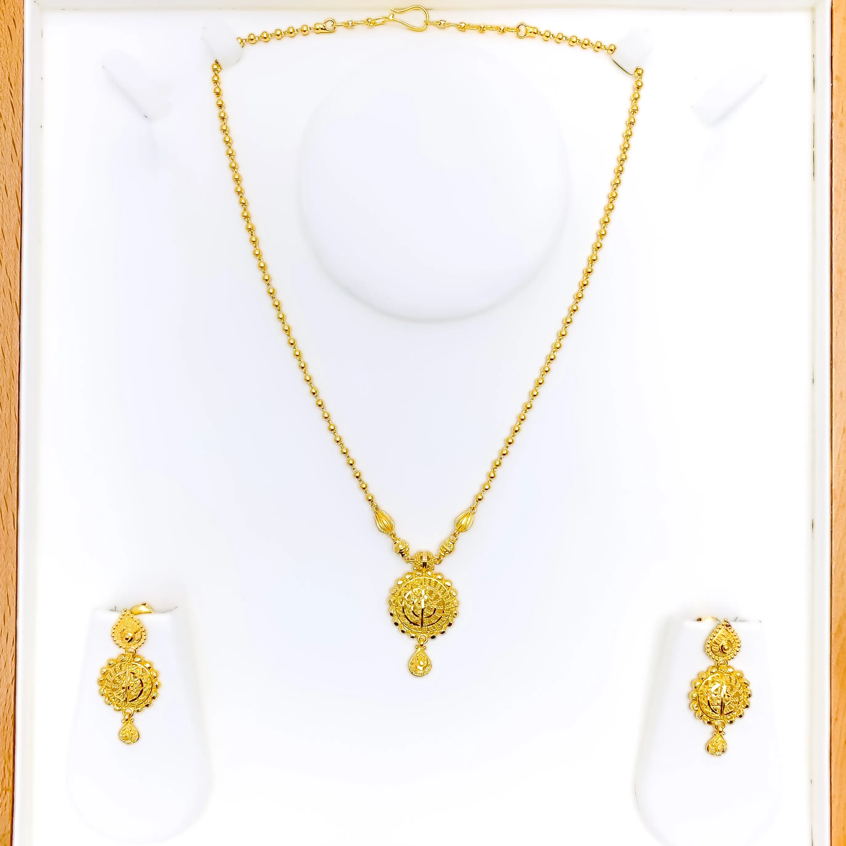 Intricate Charming 22k Gold Necklace Set