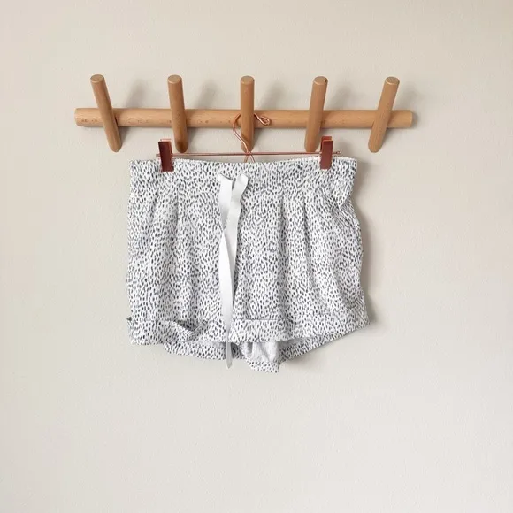 Lululemon Spring Break Away ShortDottie Dash White Black