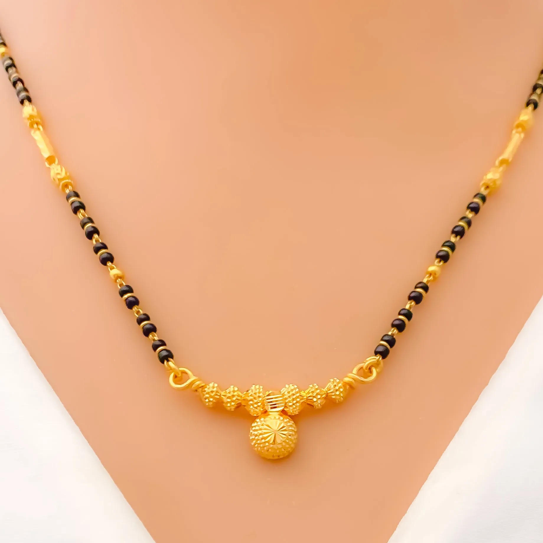 Majestic Glowing 22k Gold Textured Mangal Sutra