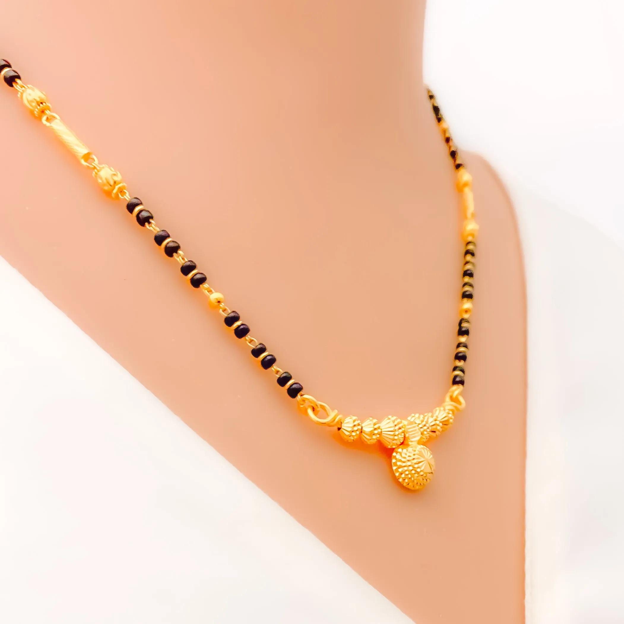 Majestic Glowing 22k Gold Textured Mangal Sutra