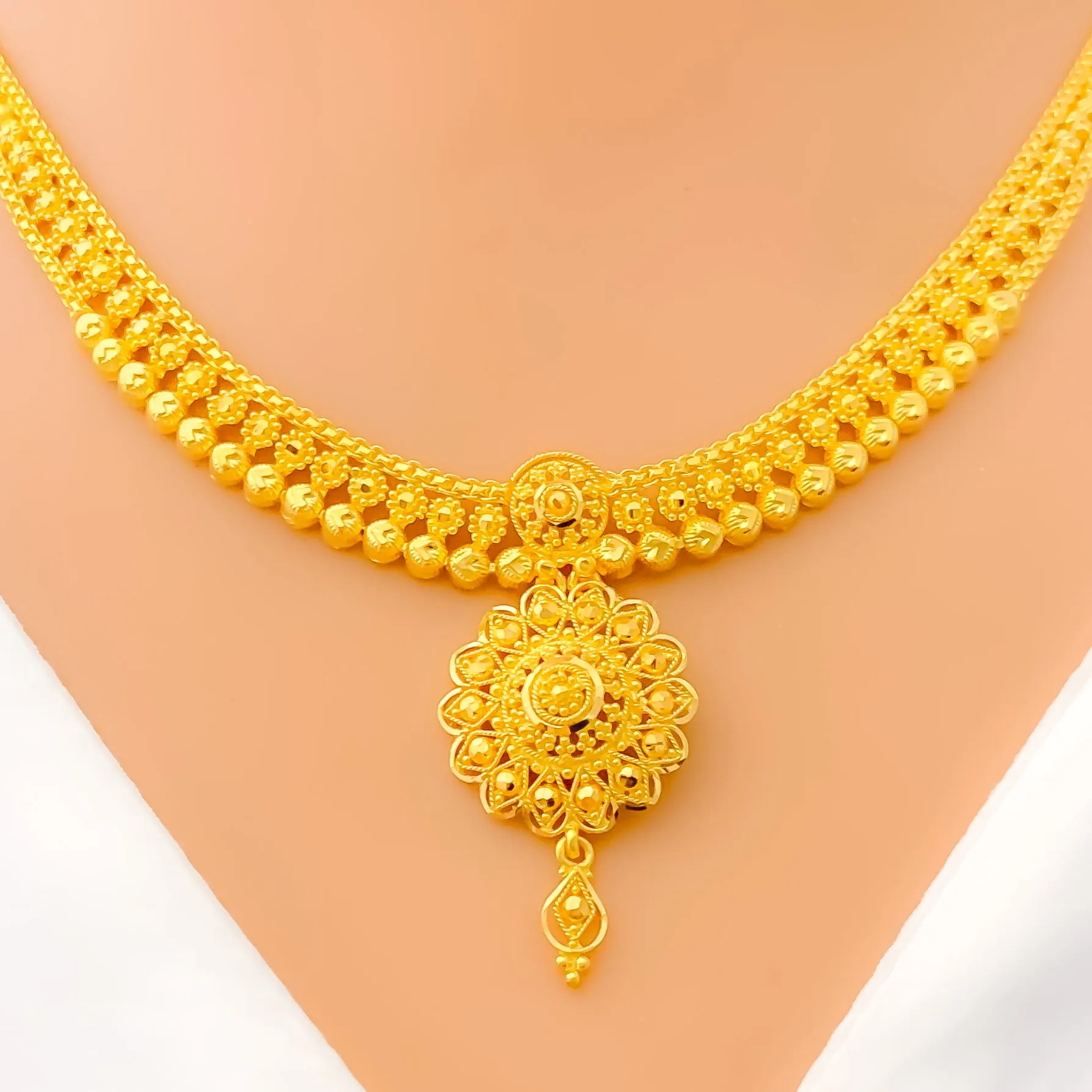 Radiant Graceful 22k Gold Necklace Set