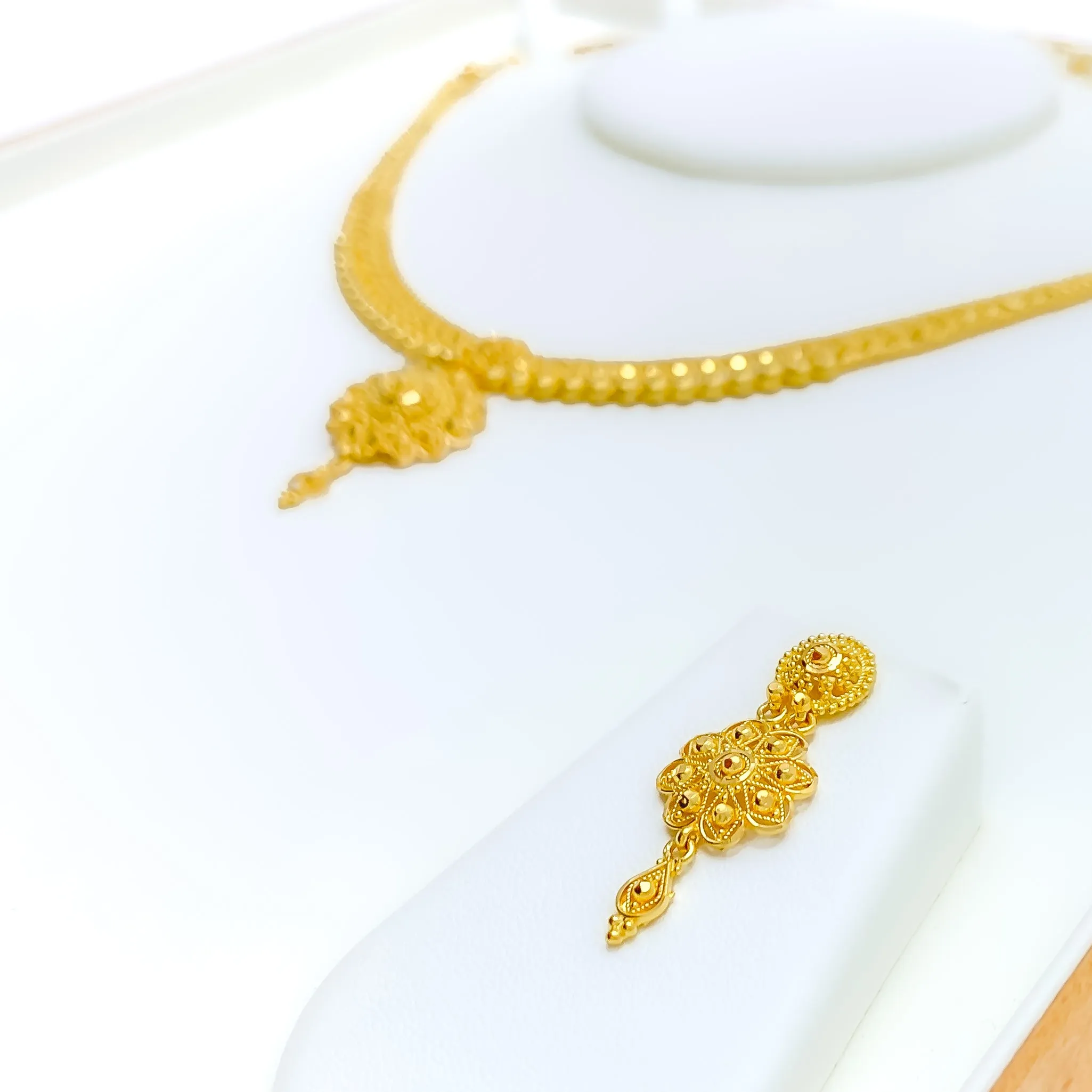 Radiant Graceful 22k Gold Necklace Set