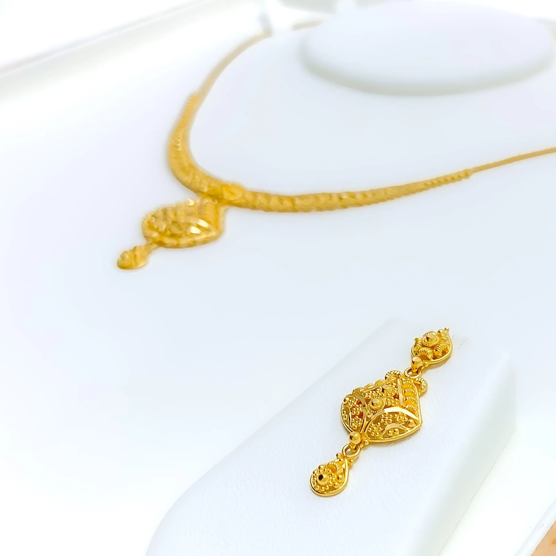 Refined Glamorous 22k Gold Ornate Necklace Set