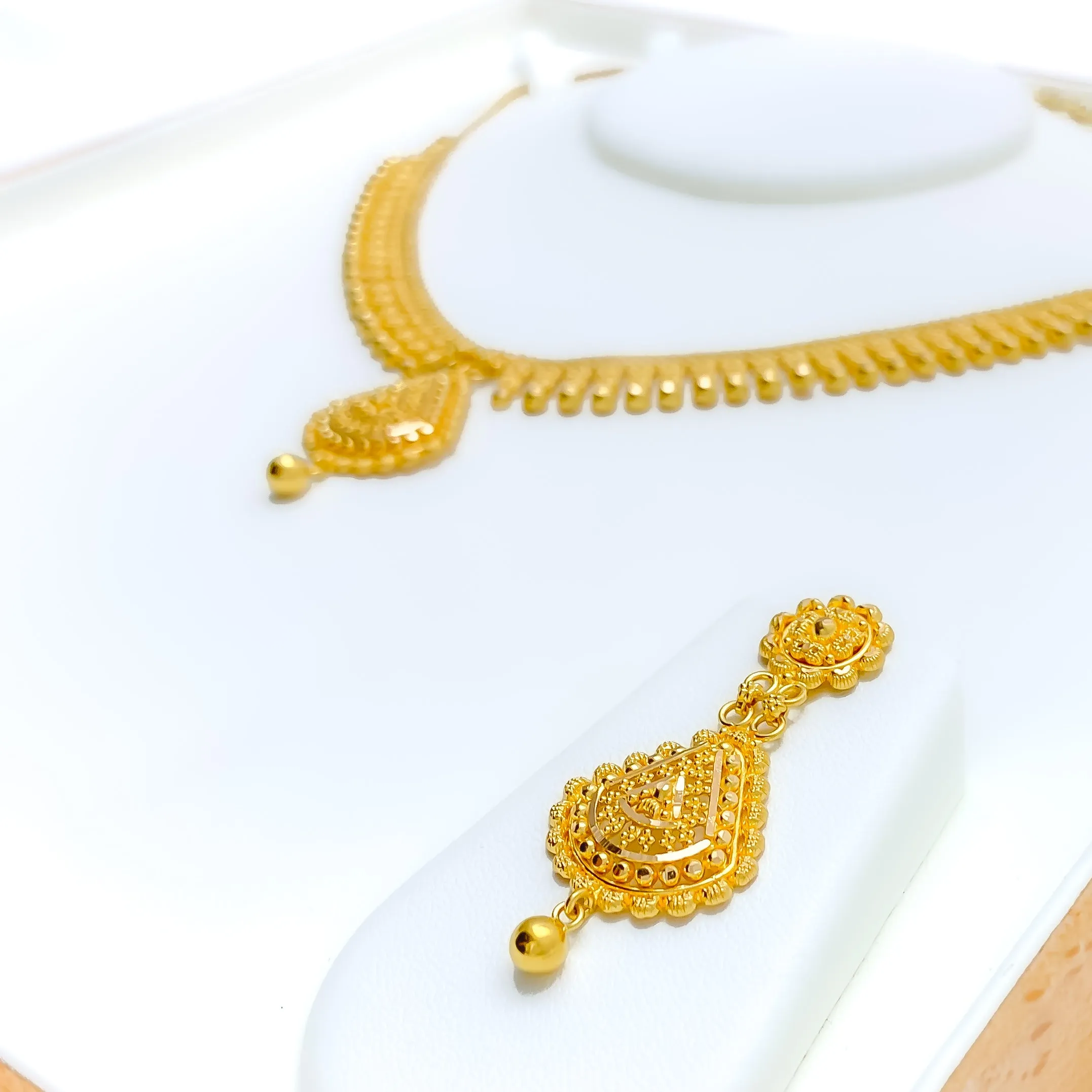 Regal Sophisticated 22k Gold Fanned Necklace Set