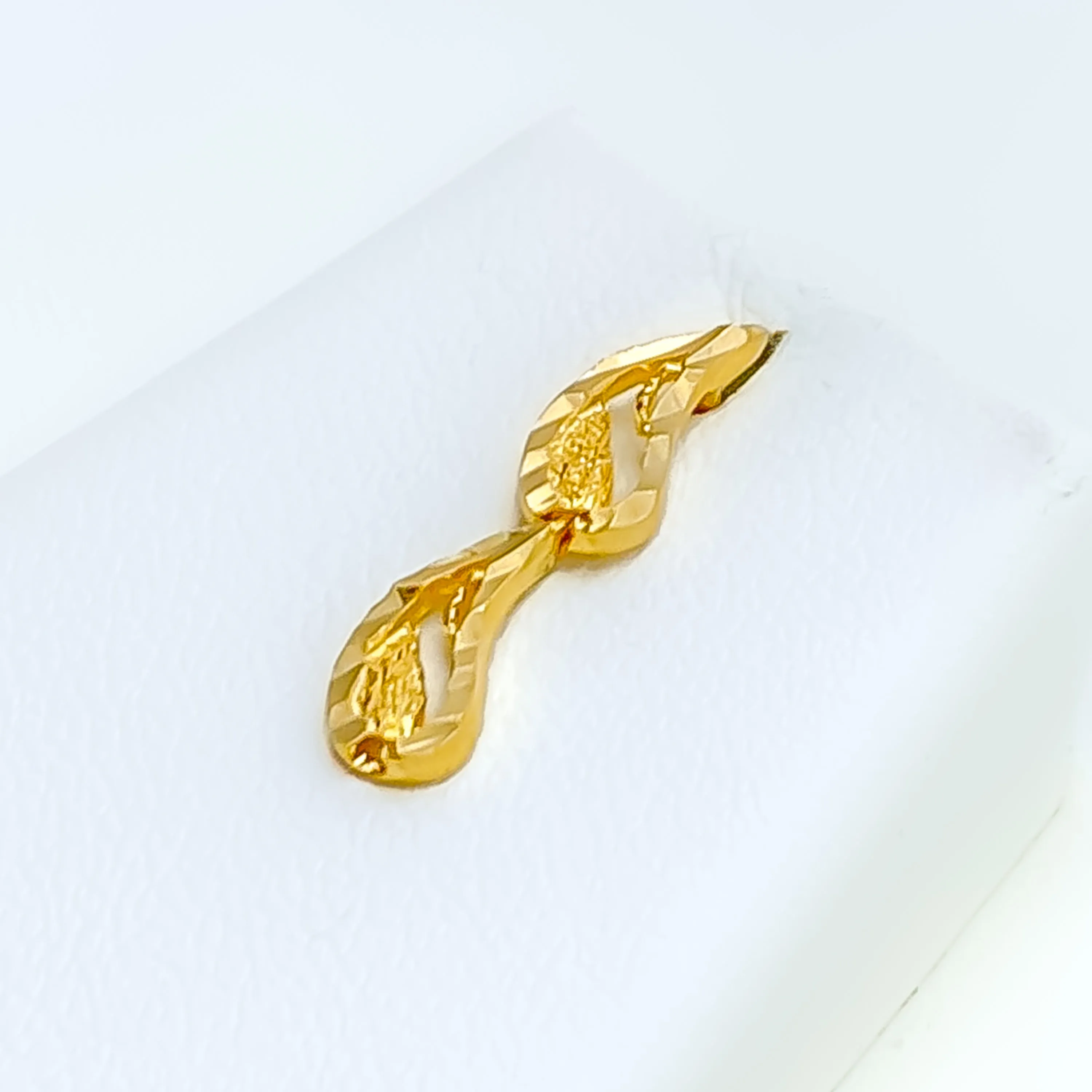 Tasteful Paisley Adorned 22K Gold Necklace Set