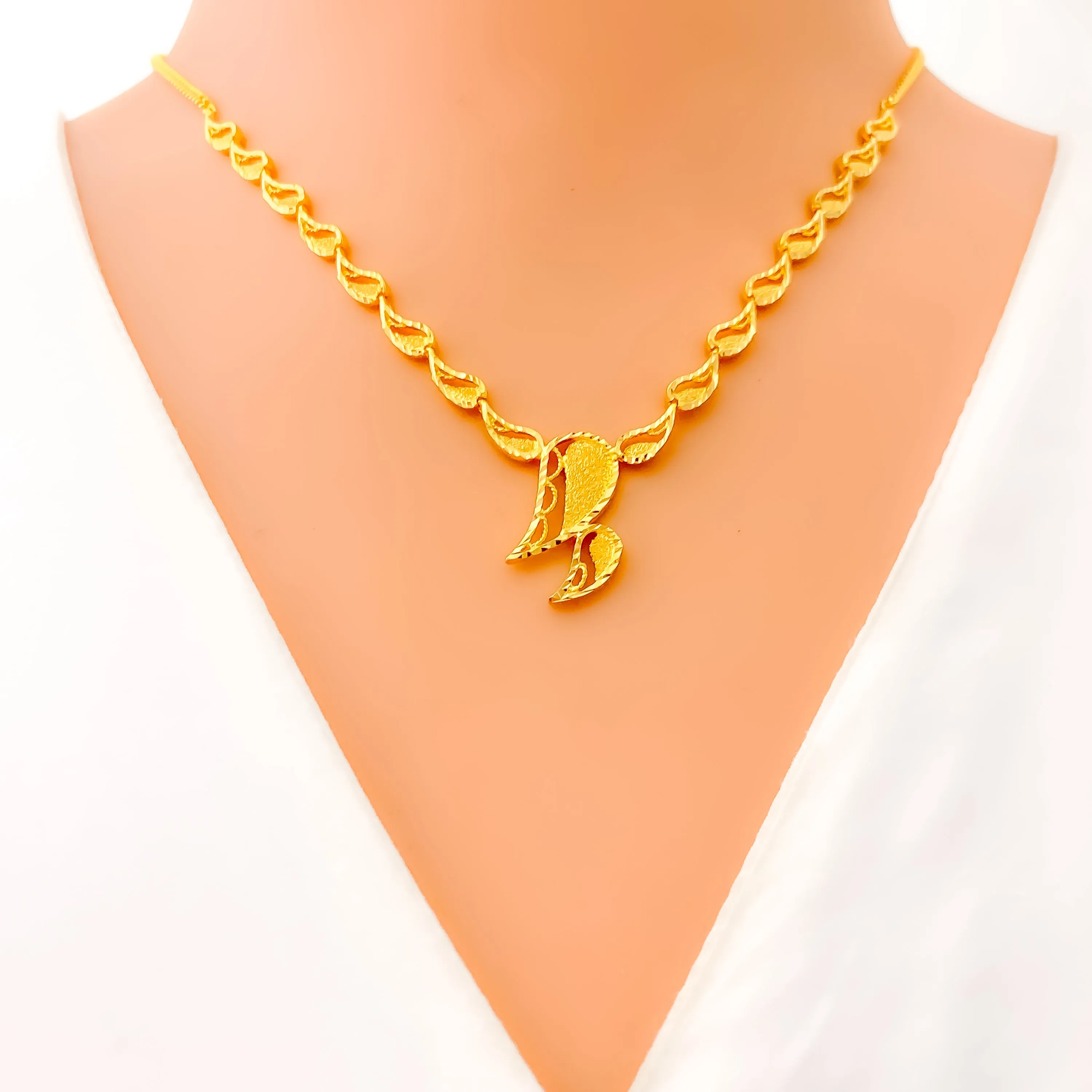 Tasteful Paisley Adorned 22K Gold Necklace Set