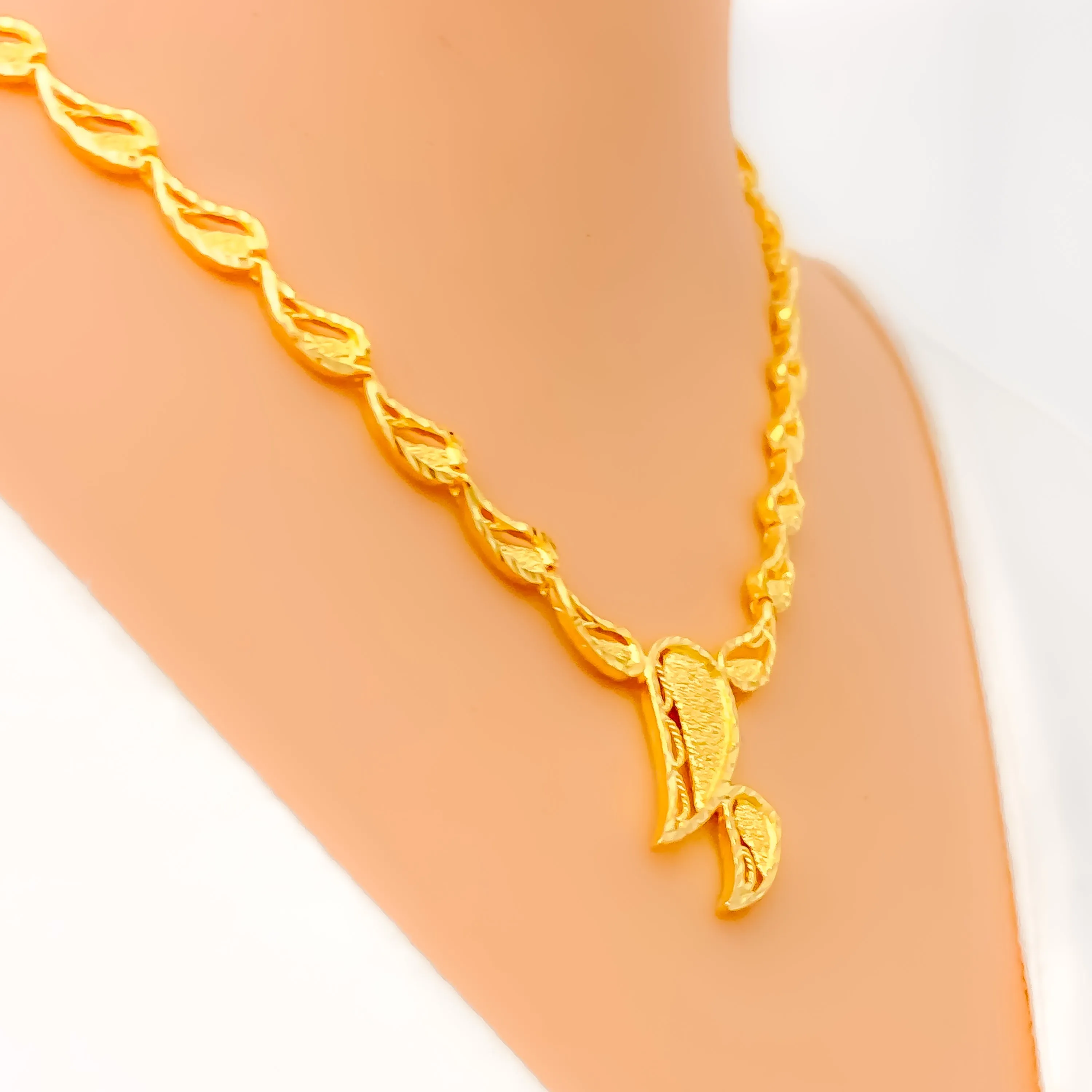 Tasteful Paisley Adorned 22K Gold Necklace Set