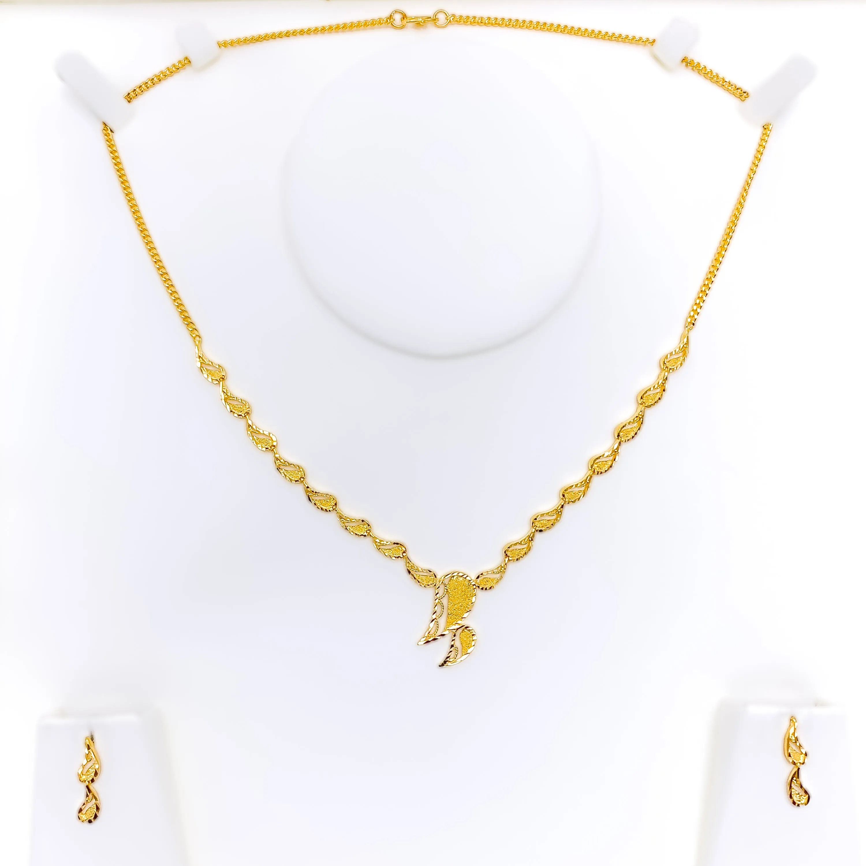 Tasteful Paisley Adorned 22K Gold Necklace Set