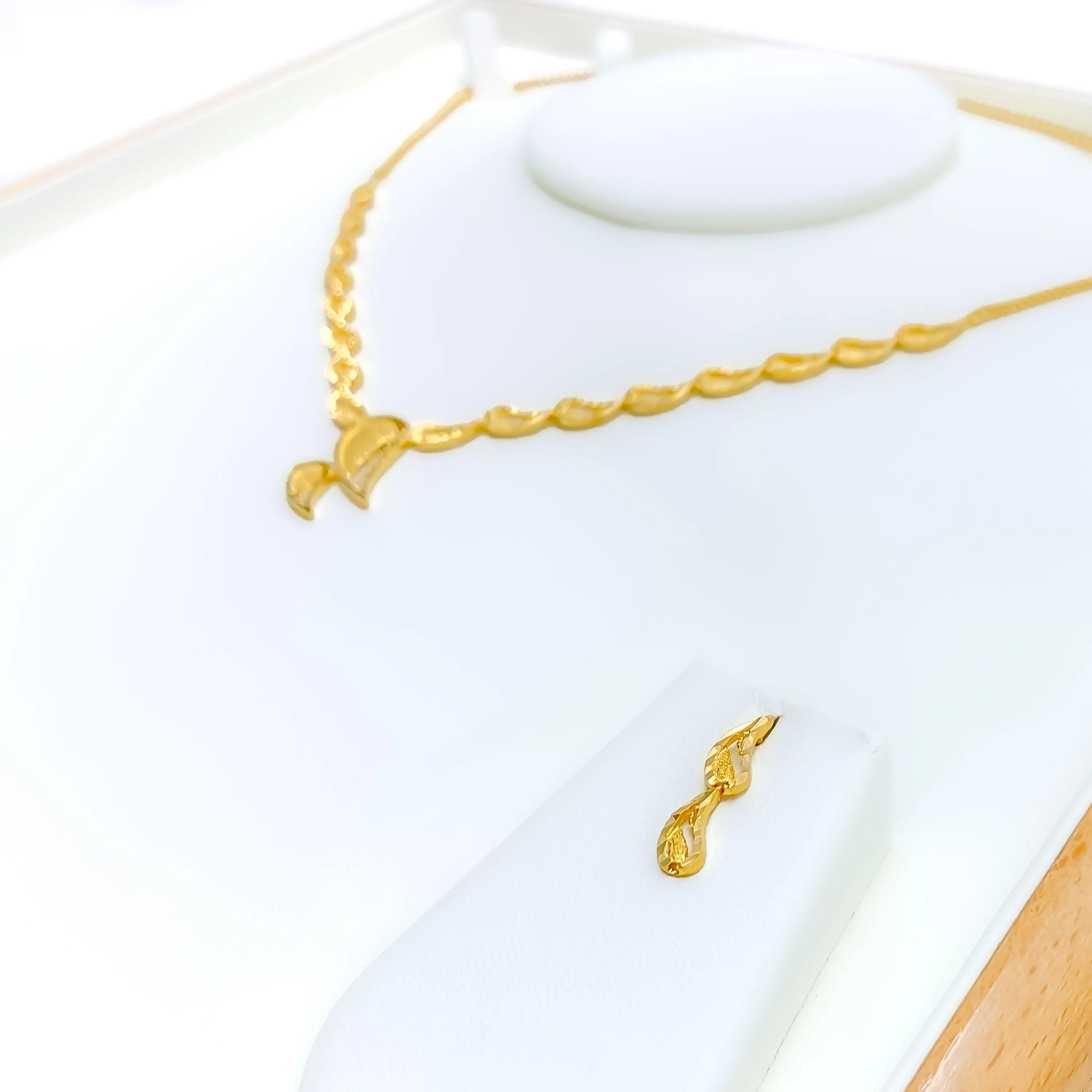 Tasteful Paisley Adorned 22K Gold Necklace Set