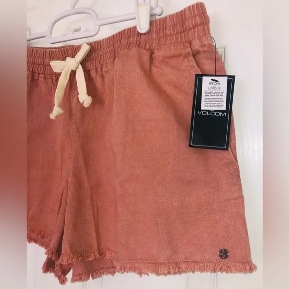 Volcom shorts (L)
